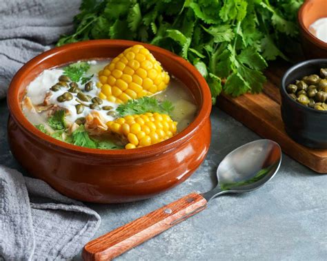  Ajiaco Santafereño: Uma sopa reconfortante de sabores que te levará numa viagem gastronómica pelas ruas da capital colombiana!