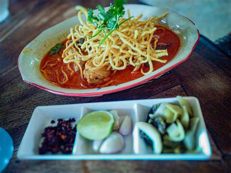  Khao Soi: Uma Explosão de Sabores Cremosos e Apicados que Te Transportarão para Isan!