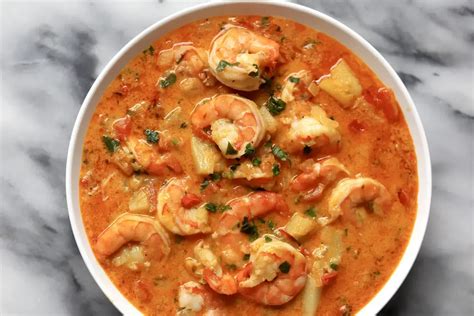  Moqueca de Camarão: Uma Sinfonia Tropical de Sabores Frescos e Aromas Inigualáveis!