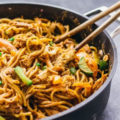  Noodles de Peixe Desfiado e Picante: Uma Sinfonia Explosiva de Sabores Ácidos e Picantes!