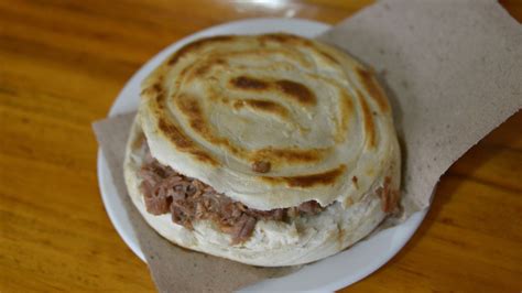  Roujiamo! Uma Experiência Explosiva de Carne Suína Desfiada e Pão Assado