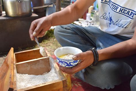  Tsampa com Manteiga de Iacame: Uma Sinfonia de Sabores Terrosos e Cremosidade Alpina?