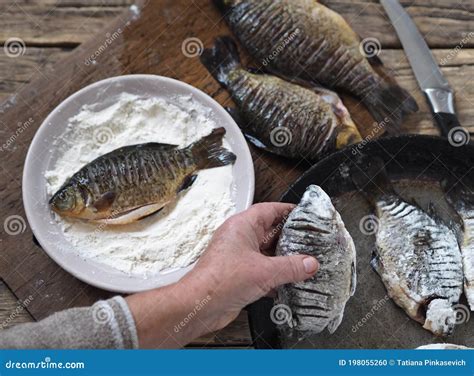  A Fritura Envolvente da Carpa de Yueyang: Uma Sinfonia de Texturas e Sabores Apicantes!