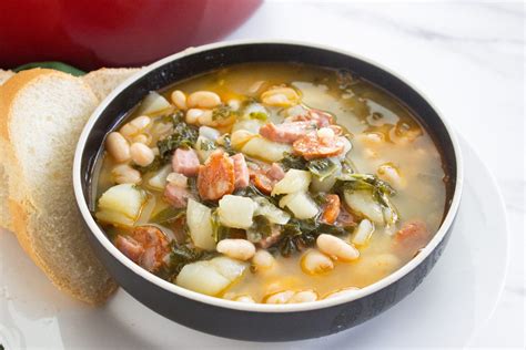  Caldo Gallego: Uma Sinfonia de Sementes Rústicas e Sabores Aterrados!