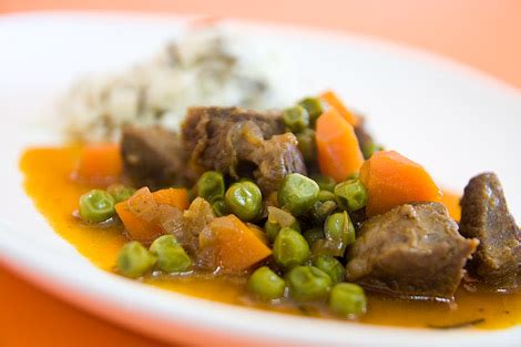  Carne de Carneiro Assada com Legumes: Uma Sinfonia Rusticana de Sabores que Explodem na Boca!