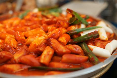  Ddeokbokki: Uma explosão picante e saborosa de textura macia e molhos brilhantes!