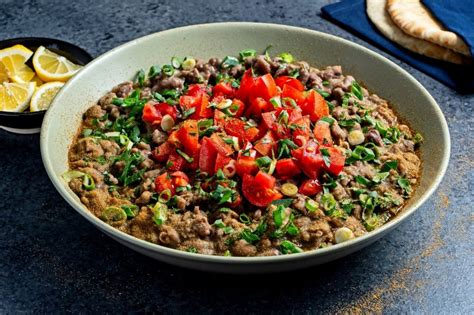  Ful Medames: Uma explosão de sabor picante e reconfortante da culinária egípcia!