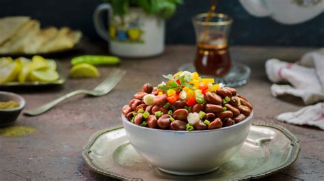  Ful Medames! Uma explosão de sabor e textura em cada garfada