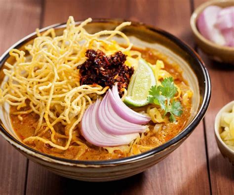  Khao Soi: Uma Sinfonia Explosiva de Sabores Picantes e Cremosos que Vai Transportá-lo para as Ruas de Chiang Mai!