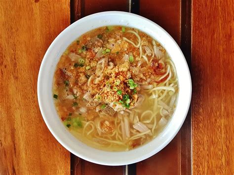  La Paz Batchoy: Uma Sinfonia Explosiva de Sabores Filipinos com Caldo Envolvente e Toques Picantes!