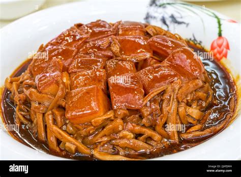  Mao's Braised Pork: Uma Festa de Texturas Incrivelmente Macias e um Caldo Envolvente com Sabor Defumado