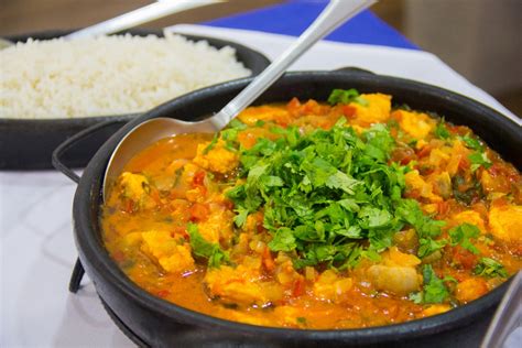  Moqueca Capixaba: Uma Sinfonia de Sabores que Explodem na Boca em um Caldeirão Tropical!