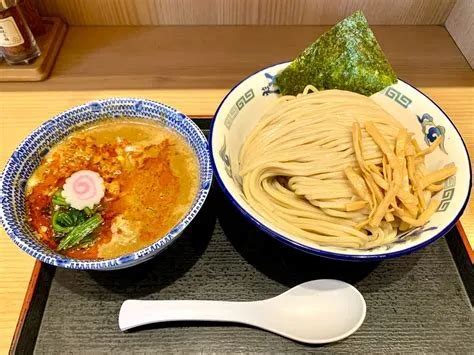  Noodles de Feijão-Mung Jingmen: Uma Sinfonia Explosiva de Texturas e Sabores Picantes!