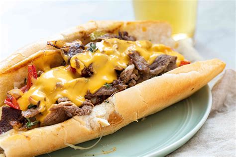  Philly Cheesesteak: Uma Sinfonia de Queijo Derretido e Carne suculenta!