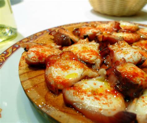  Pulpo à la Gallega: Uma Sinfonia de Sabores Marinhos em Uma Festa de Texturas Contrastantos!