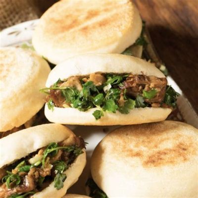  Rou Jia Mo: Uma Jornada Exquisita Através do Sabor da Carne de Porco Assada e Pão Esfarelado?