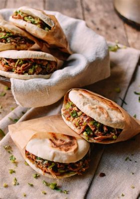  Rou Jia Mo com Carne de Porco Desfiada e Marinada Perfeita: Descubra o Sanduíche Chinês que Faz Você Querer Mais!