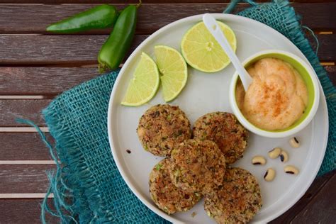  Sajji: Uma explosão de sabores picantes e aromas irresistíveis do coração da região de Ziarat!