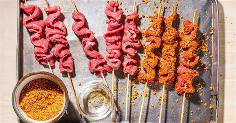   Suya! Uma Jornada Picante e Fumegante Pelo Sabor da Nigéria de Hamadã