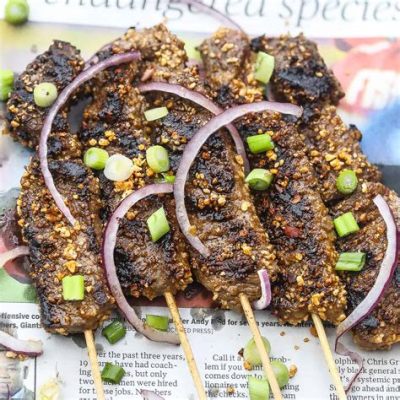  Suya: Uma Sinfonia Picante de Carne Grelhada e Especiarias Explosivas!