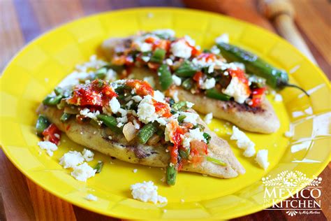  Tlacoyos Recheados: Uma Sinfonia de Sabores Tradicionais Embrulhados em Massa de Milho!